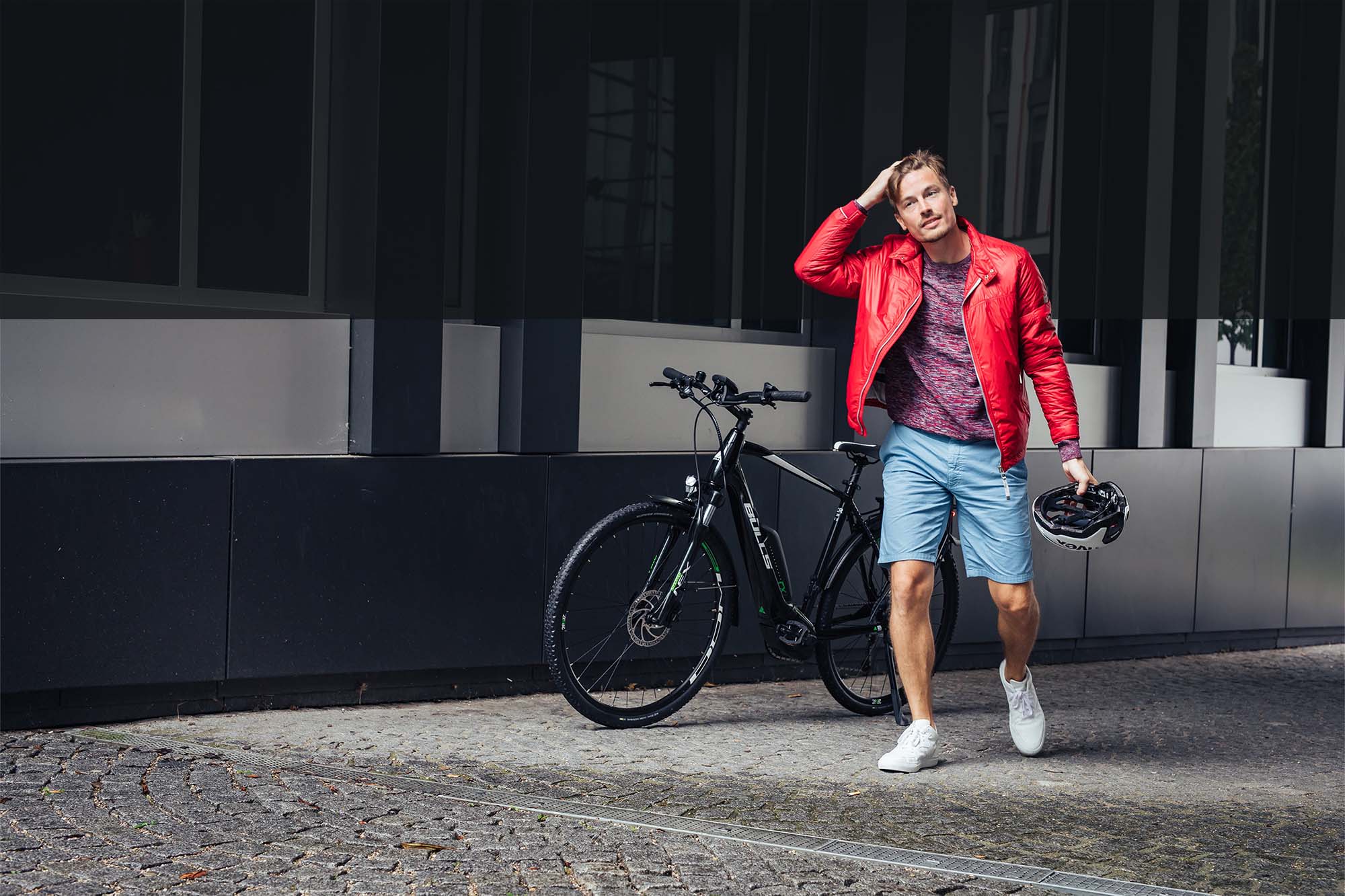 service_bike-leasing_mann_vor_gebäude_mit_shader_2020
